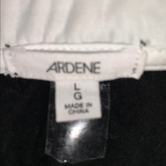 White shortsleeve top w/black collar - Picture 4 of 5